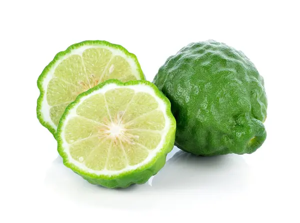 Beyaz arka planda izole edilmiş Bergamot meyvesi .