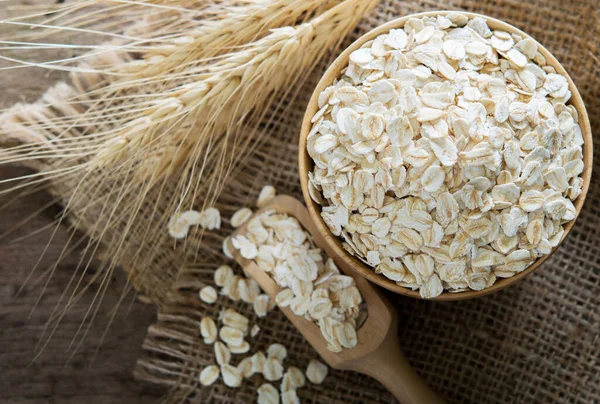 Tahta kaşık ve kase yulaf.