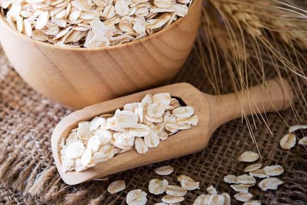 Овес в деревянной ложке и миске
.