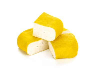 Beyaz arkaplanda soya peyniri izole edildi.