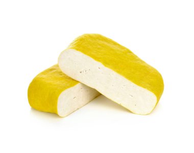 Beyaz arkaplanda soya peyniri izole edildi.