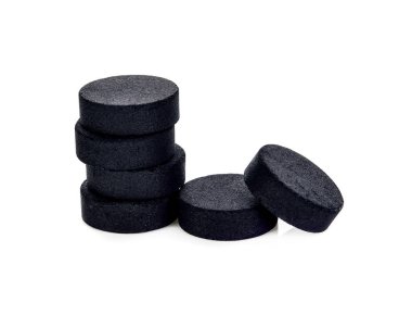 Beyaz arka planda izole edilmiş aktif kömür tablet hapları