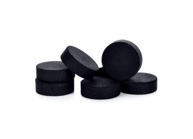 Beyaz arka planda izole edilmiş aktif kömür tablet hapları