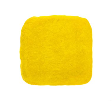 Beyaz arkaplanda soya peyniri izole edildi.