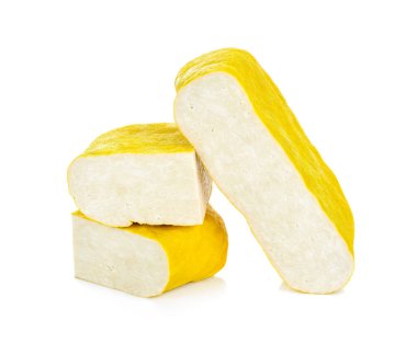 Beyaz arkaplanda sarı tofu izole edilmiş..
