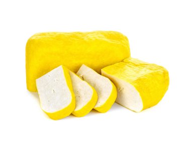 Beyaz arkaplanda sarı tofu izole edilmiş..