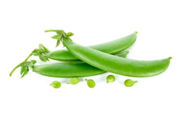 Beyaz arkaplanda taze yeşil bezelyeler.