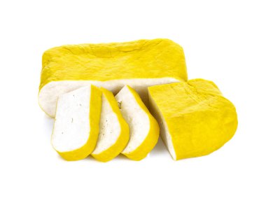Beyaz arkaplanda sarı tofu izole edilmiş..