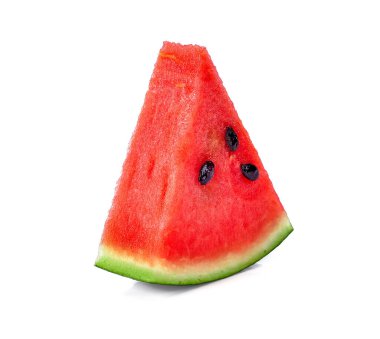 Dilimlenmiş olgun karpuz beyaz arka planda izole edilmiş.
