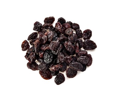 Beyaz arka planda kuru üzümler. Üst görünüm