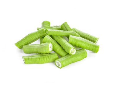 Beyaz arkaplanda yarım metre uzunluğunda fasulye izole.