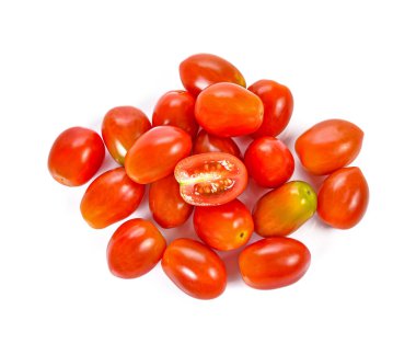 Beyaz arka planda taze kiraz domatesleri. Üst görünüm