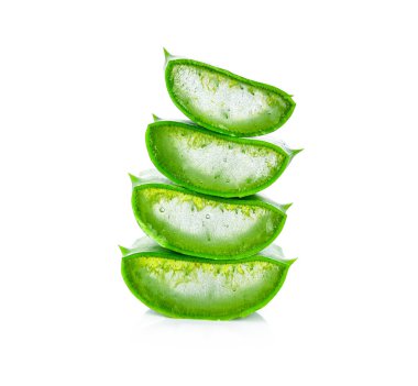 Beyaz arkaplanda Aloe vera dilimi.