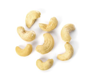 Beyaz arka planda izole edilmiş kaju fıstığı. Üst görünüm