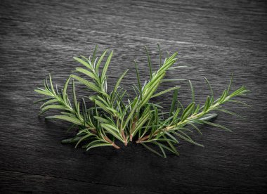 Koyu arkaplanda taze biberiye..