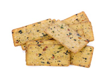 beyaz arkaplanda izole kraker veya bisküviler