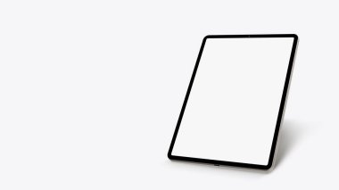 Beyaz ekranlı modern tabletin bembeyaz arka planda yumuşak gölgeli görüntüsü
