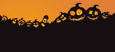 Cadılar Bayramı balkabağı karakterlerinin günbatımında büyük bir grubun gösterimi