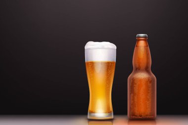 Koyu arkaplanda su damlaları olan soğuk bira bardağı ve şişesinin gerçekçi bir gösterimi