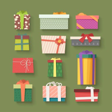 Çizgi film tarzında farklı renklerde Noel hediyeleri sette yeşil arka planda uçuşuyor.