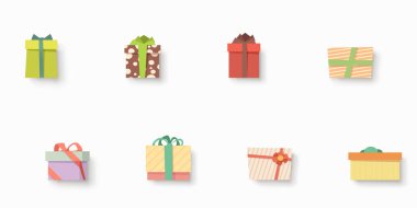 Farklı renklerde yılbaşı hediyelerinin gösterimi. Kahverengi arka planda gölgeler ve çeşitli setlerde gölgeler.