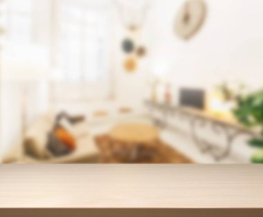 Masa üstü ve arka planın bulanık oturma odası