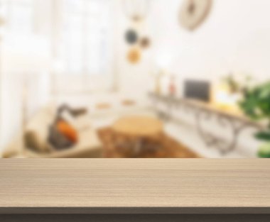 Masa üstü ve arka planın bulanık oturma odası