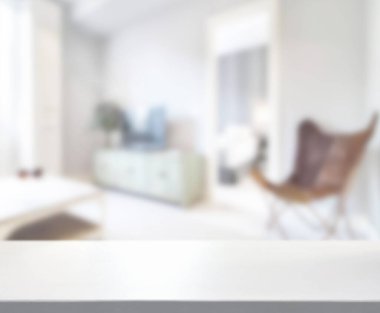 Masa üstü ve arka planın bulanık oturma odası