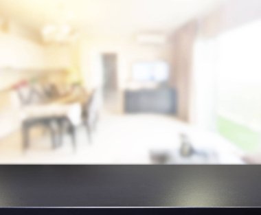 Masa üstü ve arka planın bulanık oturma odası