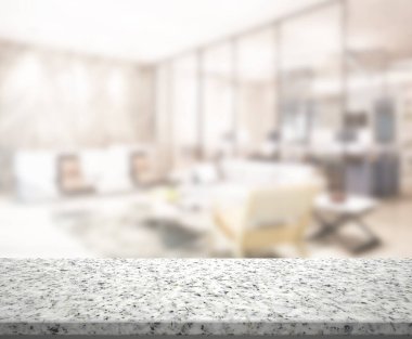 Masa üstü ve arka planın bulanık oturma odası