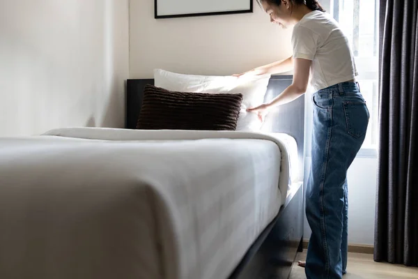 亚洲的年轻女士铺床 换枕套和寝具 少女打扫房间 整理卧室 在家料理家务 料理家务 个人卫生概念 — 图库照片