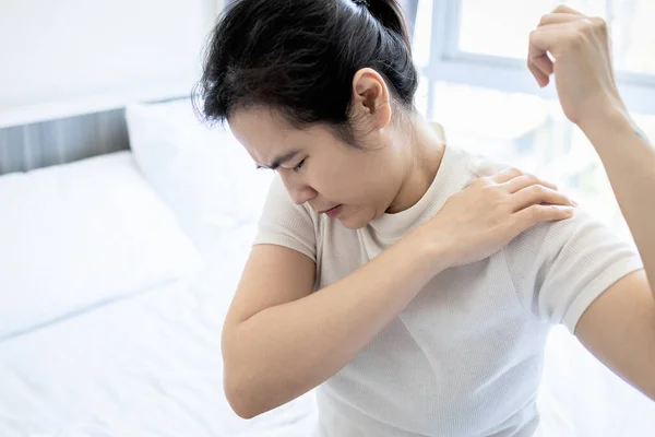 Asian Middle Aged Woman Suffering Frozen Shoulder Pain Stiffness Unable — Stock Photo, Image