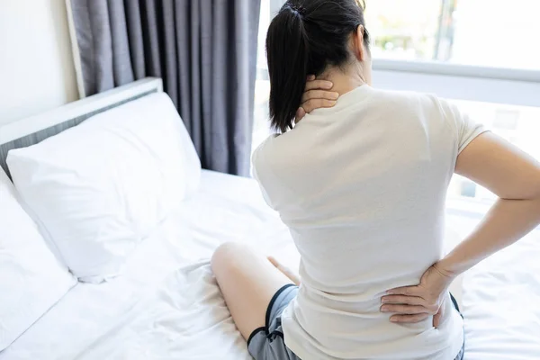 Mujer Asiática Adulta Tiene Dolor Cuello Hombro Dolor Espalda Sentado — Foto de Stock