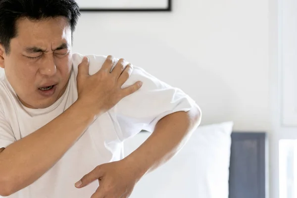 Stressed Asian Middle Aged Man Suffering Shoulder Pain Shoulder Dislocation — Stock Photo, Image