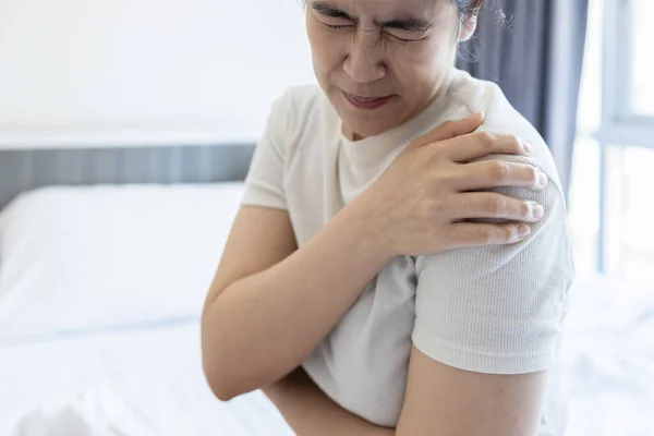 Asian Middle Aged Woman Suffering Shoulder Pain Shoulder Dislocation Aching — Stock Photo, Image