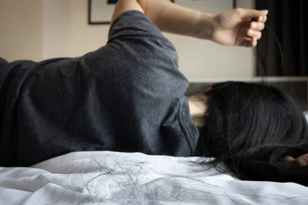 Asyalı Kadın Saçını Parmaklarıyla Çekiyor Zihinsel Sağlık Sorunları Beyin Sistemi — Stok fotoğraf