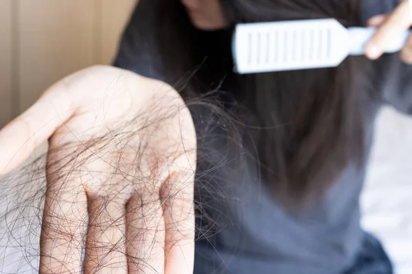 Mulher Asiática Pentear Cabelo Com Escova Cabelo Segurando Perda Cabelo — Fotografia de Stock