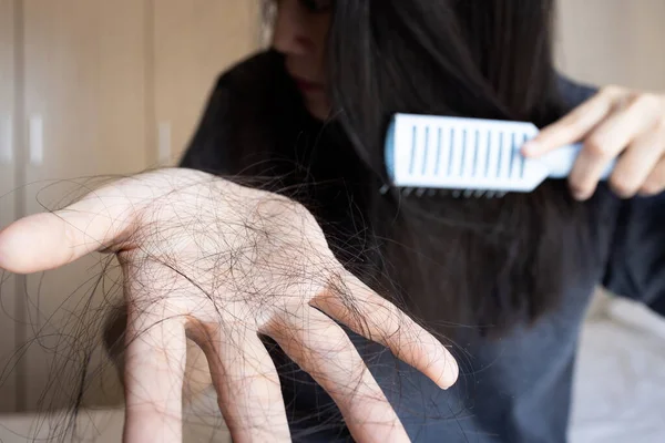 Estressado Preocupado Asiático Mulher Segurando Perda Cabelo Mão Durante Escovação — Fotografia de Stock