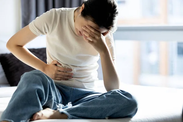 Mujer Joven Asiática Toque Dolor Abdominal Sentarse Cama Síndrome Premenstrual — Foto de Stock