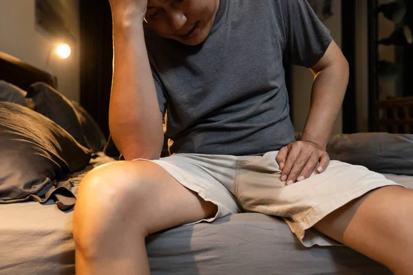 Medelålders Man Lider Benign Prostatahyperplasi Stress Urininkontinens Kissa Byxorna Brist — Stockfoto