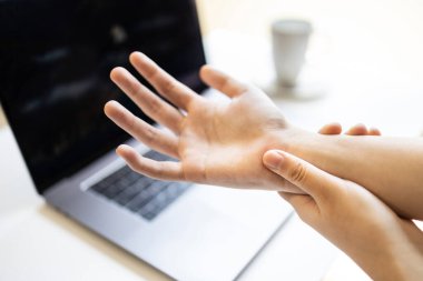 Periferik nöropati, sinir hastalığı, ellerde uyuşukluk veya zayıflık belirtileri, parmak veya parmak uçlarında beriberi, Karpal Tünel Sendromu, sağlık hizmetleri, tıbbi konsept