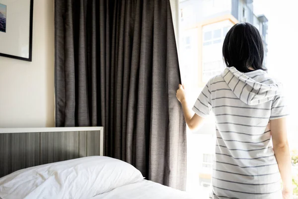 健康的亚洲女青年打开窗帘和窗户 以获得卫生 阳光进入她的卧室 空气在房间里自由流通 预防疾病 生活方式 医疗保健和个人卫生概念 — 图库照片