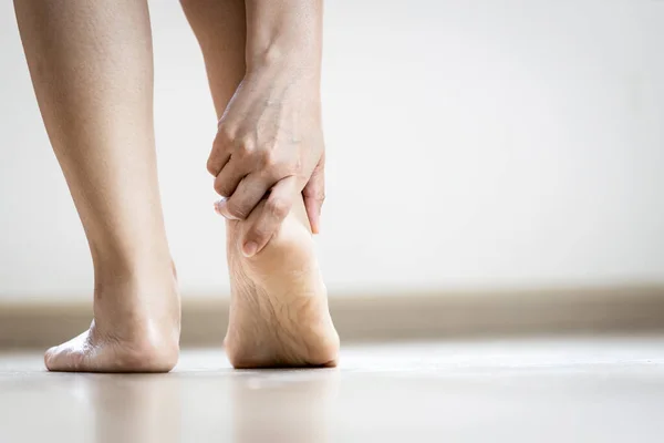 足の筋肉や靭帯の痛みや剛性 足が歩いている間に負傷アキレス腱の問題は 彼女の手でかかとを保持アジアの女性は プランター ファシティスの症状は 足の痛みや剛性 — ストック写真