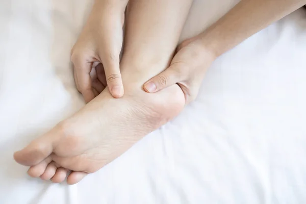 Mädchenhände Massieren Ihren Fuß Schmerzen Unter Dem Knöchel Krankheit Des — Stockfoto