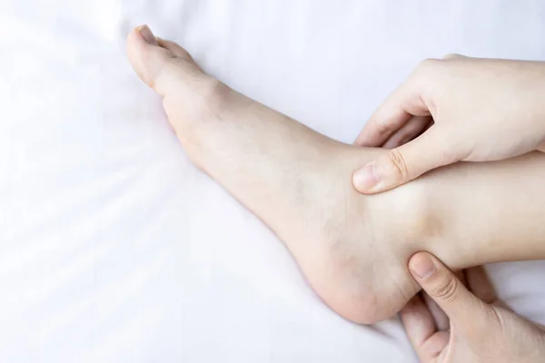 平らな足を持つ若い女性 かかとに痛みを伴う 足首を傷つける 通常よりも低いアーチを持っています 慢性的な痛み 足とつま先のしびれ 平らな足からの物理的な傷害の問題 医療の概念 — ストック写真