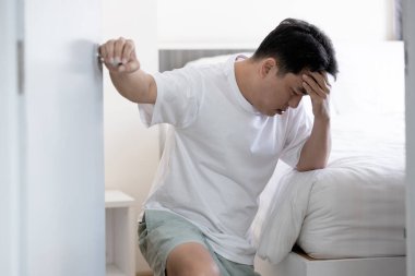 Baş döndürücü baş dönmesi, dönme hissi, denge kaybı, uyandıktan sonra baş dönmesi, sendeleme ve baş dönmesi, sersemlik belirtileri, ayakta duran baş dönmesi.