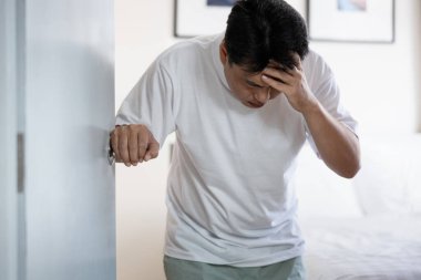 Hasta orta yaşlı adam şiddetli baş ağrısı, baş dönmesi, hipertansiyon, yüz ve bacaklarda zayıflık ve uyuşukluk, sendeleme ve denge kaybı, iskemik felç riski ve kanama tehlikesi veya kanamalı felç konsepti yaşıyor.
