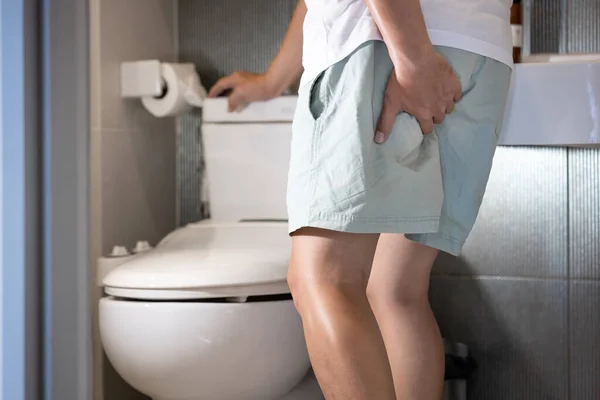 Male scratch buttocks,itching from haemorrhoids or damp sweat,wiping bottom after defecating is not clean,anal soiling,infectious disease,itchy skin from pinworm or threadworm,anus infection,hygiene