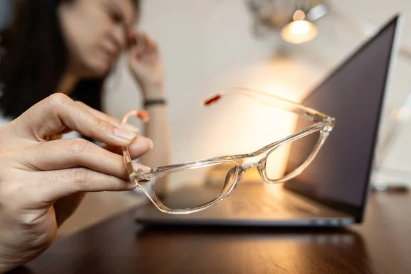 Cansado Fêmea Segurando Maus Óculos Problema Teste Acuidade Visual Erro Imagens De Bancos De Imagens