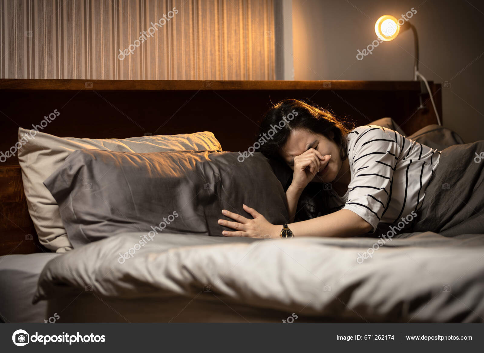 Μεσήλικη Γυναίκα Κλαίει Στο Κρεβάτι Βιώνει Θλίψη Και Θλίψη Εξαιτίας —  Φωτογραφία Αρχείου © Chai2523 #671262174